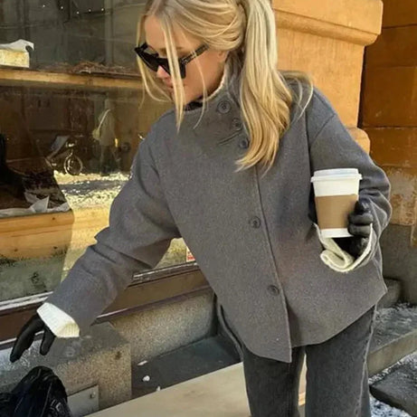 Manteau court femme avec boutons et col montant