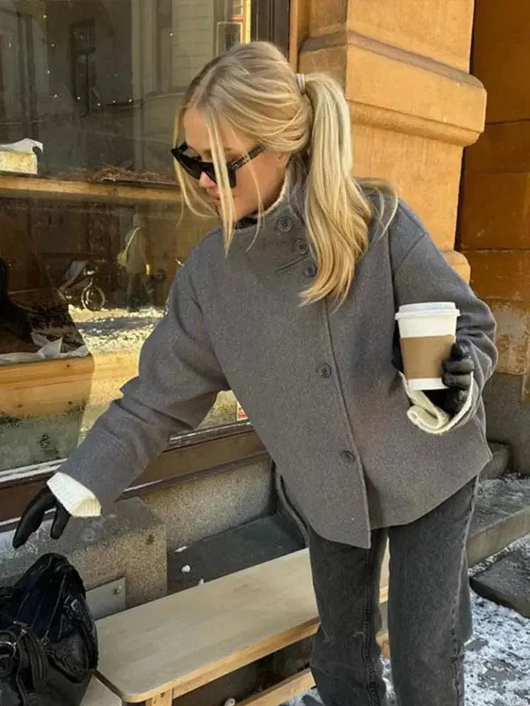 Manteau court femme avec boutons et col montant