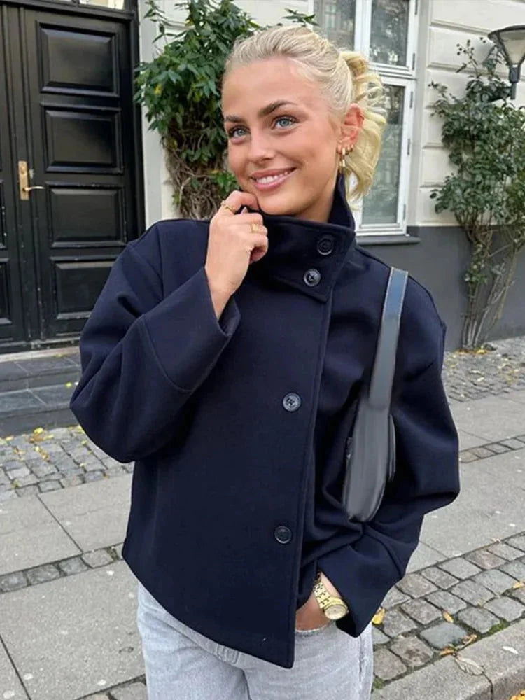 Manteau court femme avec boutons et col montant