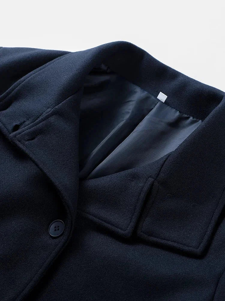 Manteau court femme avec boutons et col montant