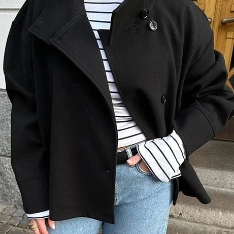 Manteau court femme avec boutons et col montant