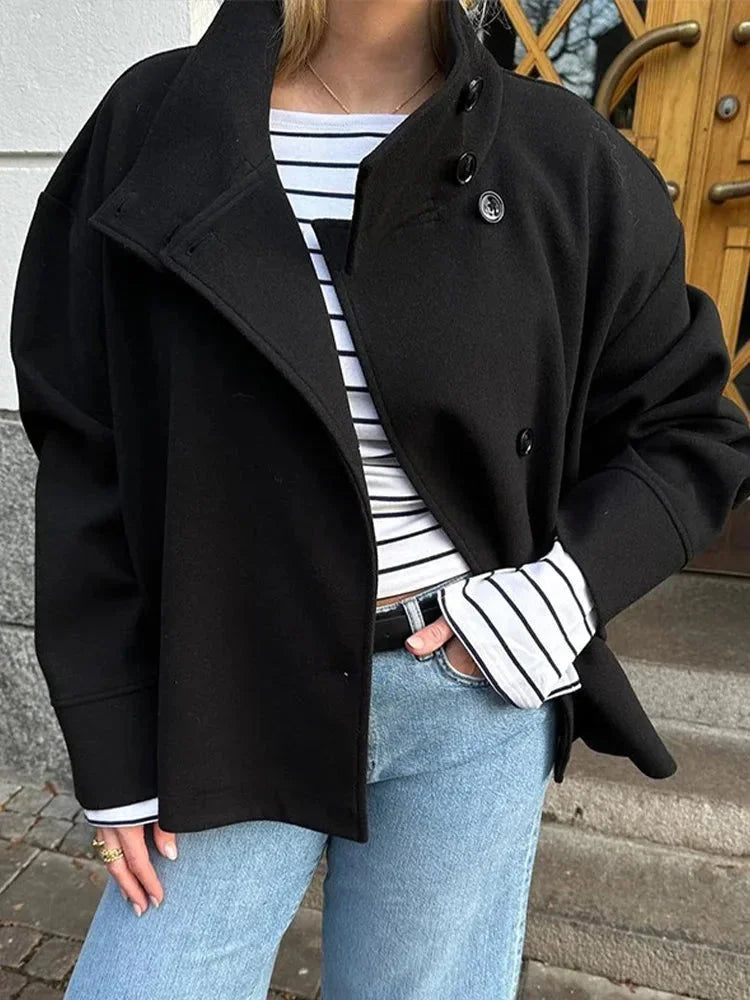 Manteau court femme avec boutons et col montant