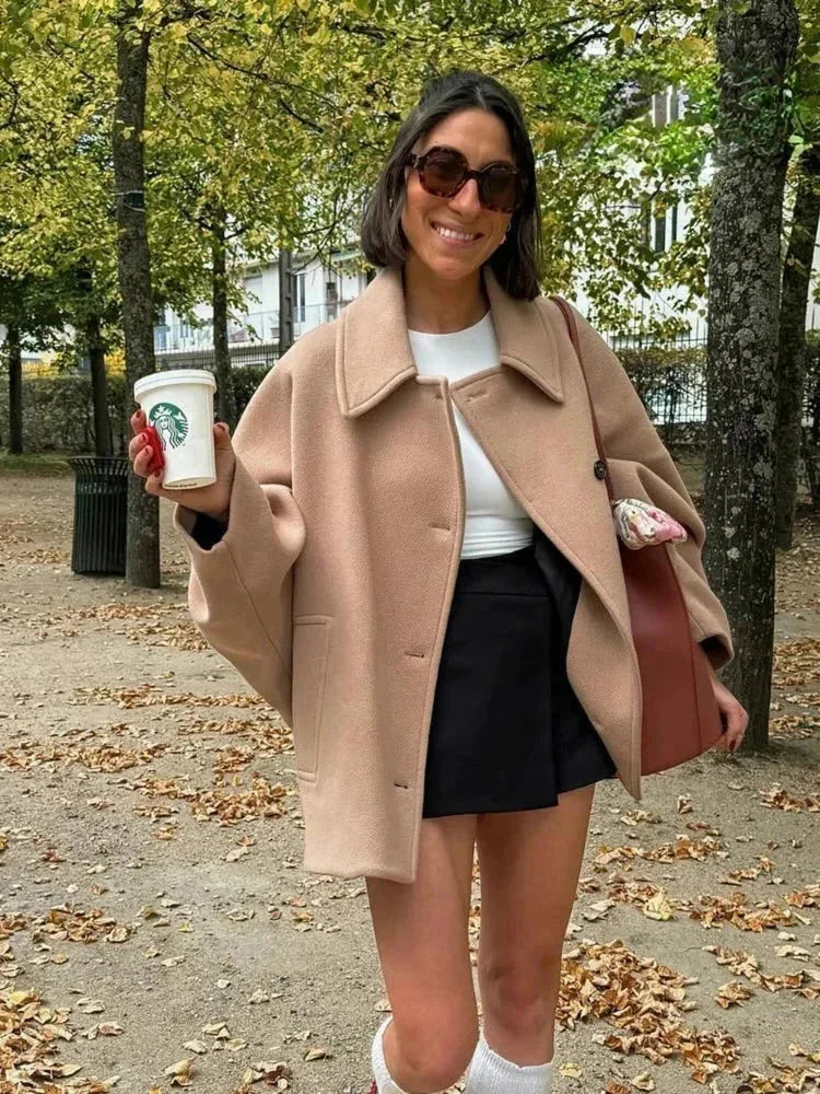 Manteau court oversize femme beige avec boutons