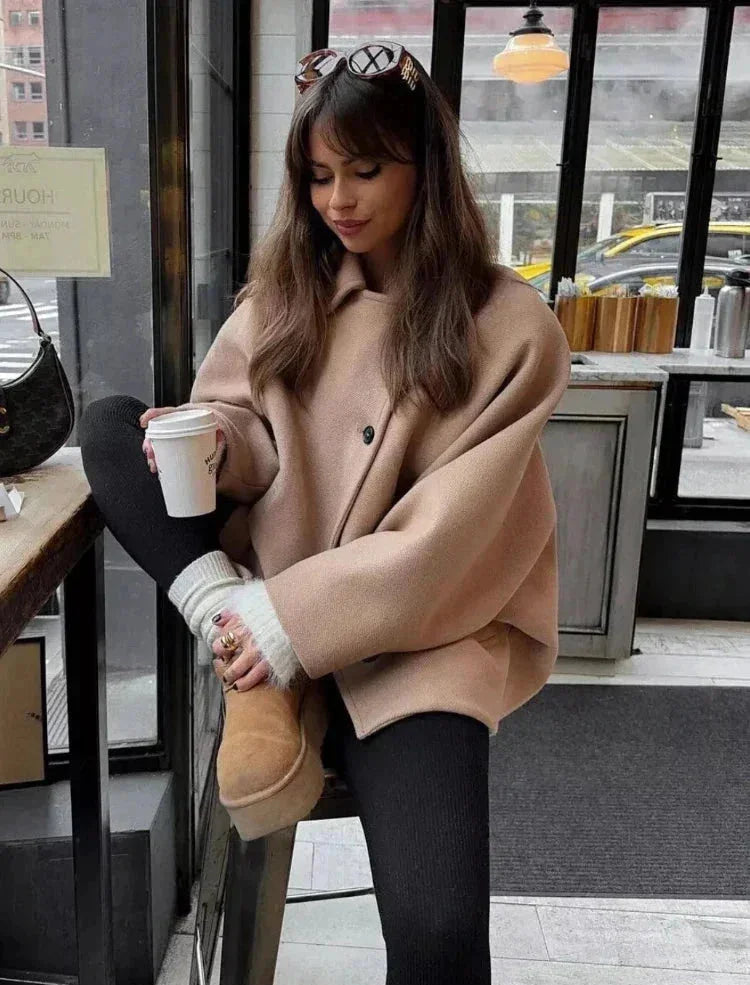 Manteau court oversize femme beige avec boutons