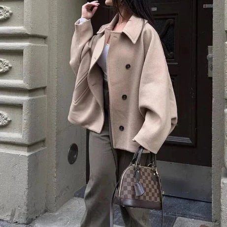 Manteau court oversize femme beige avec boutons