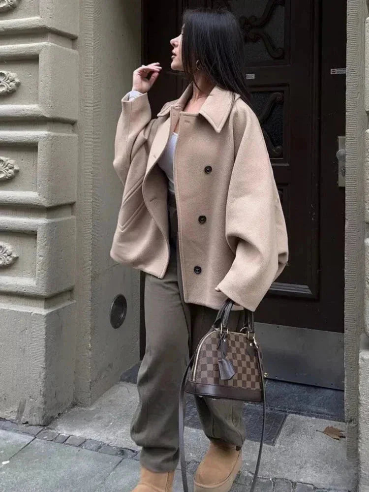 Manteau court oversize femme beige avec boutons