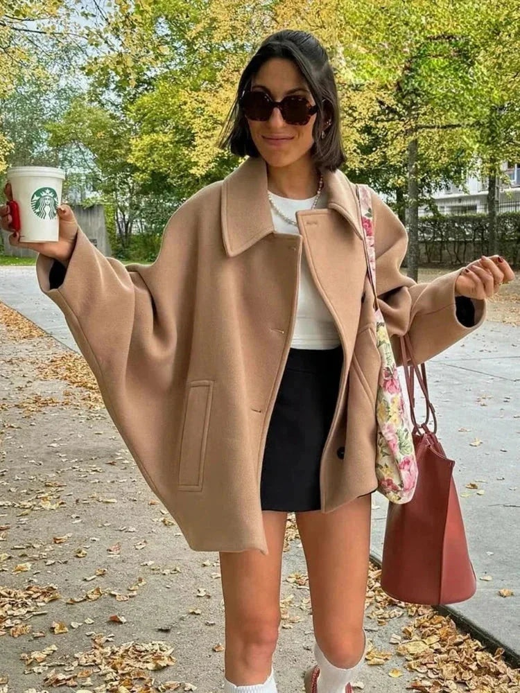 Manteau court oversize femme beige avec boutons