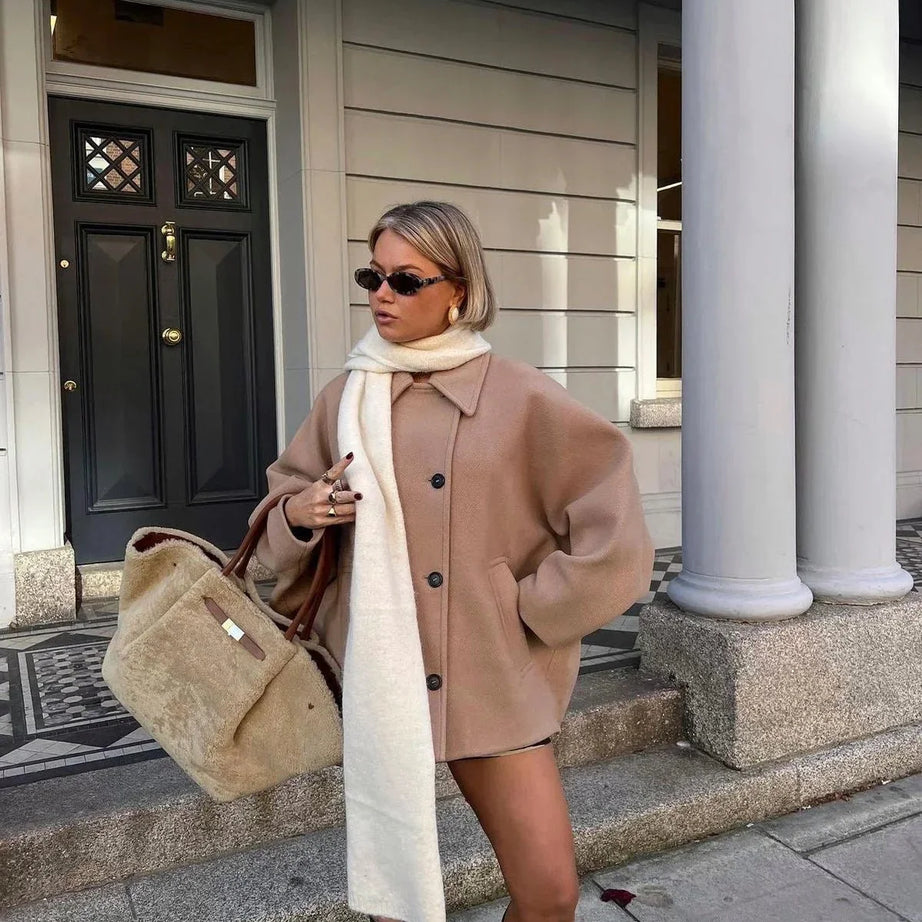 Manteau femme ample avec grands revers et boutons
