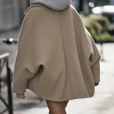 Manteau femme ample avec grands revers et boutons