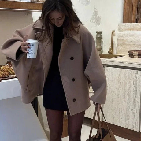 Manteau femme ample avec grands revers et boutons