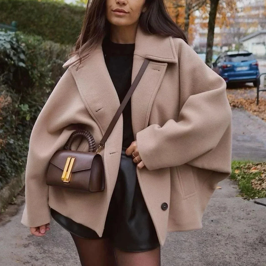 Manteau femme ample avec grands revers et boutons