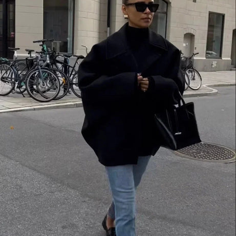 Manteau femme ample avec grands revers et boutons