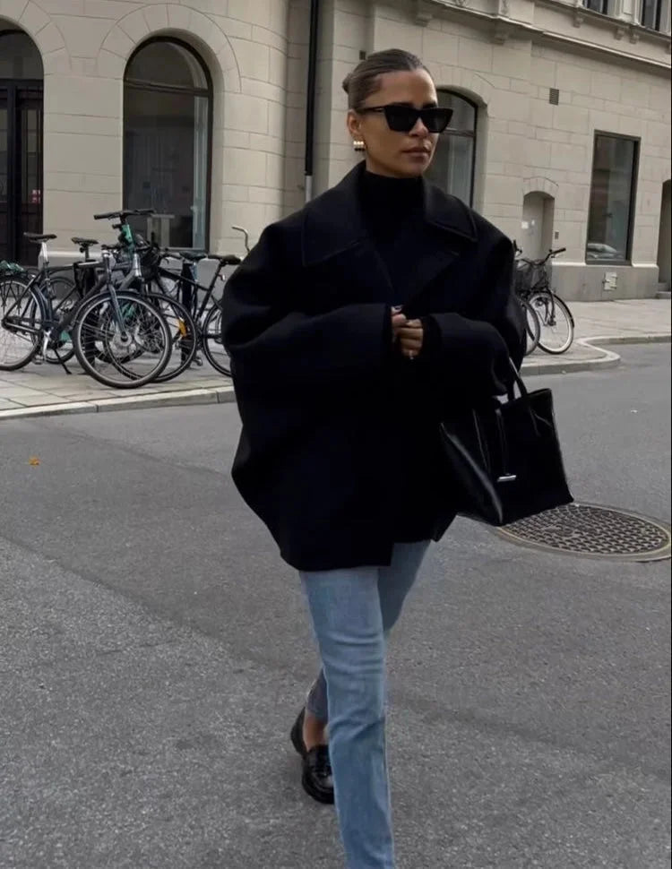 Manteau femme ample avec grands revers et boutons