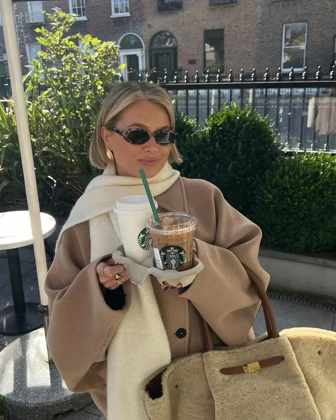 Manteau femme ample avec grands revers et boutons