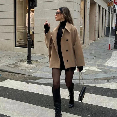 Manteau femme ample avec grands revers et boutons