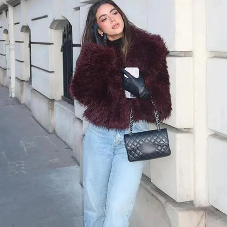 Manteau femme bordeaux en fausse fourrure avec grand col