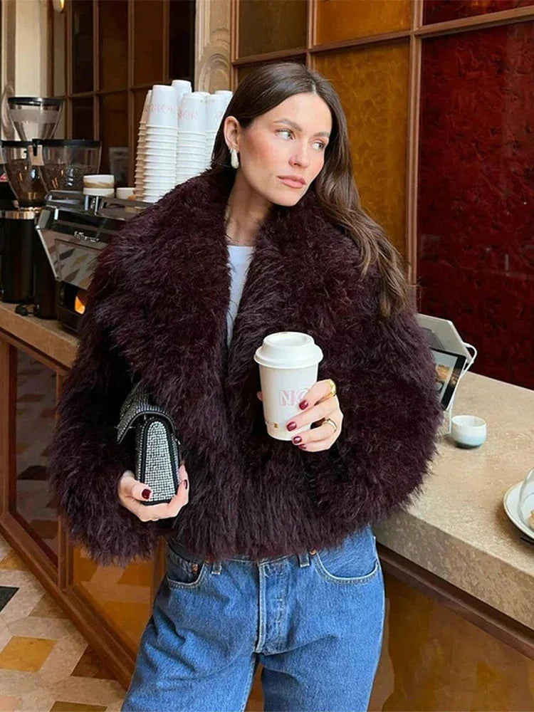 Manteau femme bordeaux en fausse fourrure avec grand col