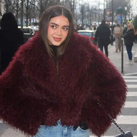 Manteau femme bordeaux en fausse fourrure avec grand col