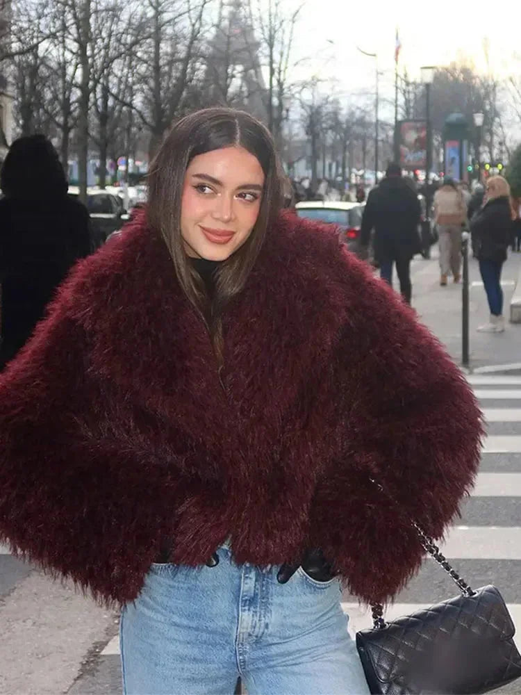 Manteau femme bordeaux en fausse fourrure avec grand col
