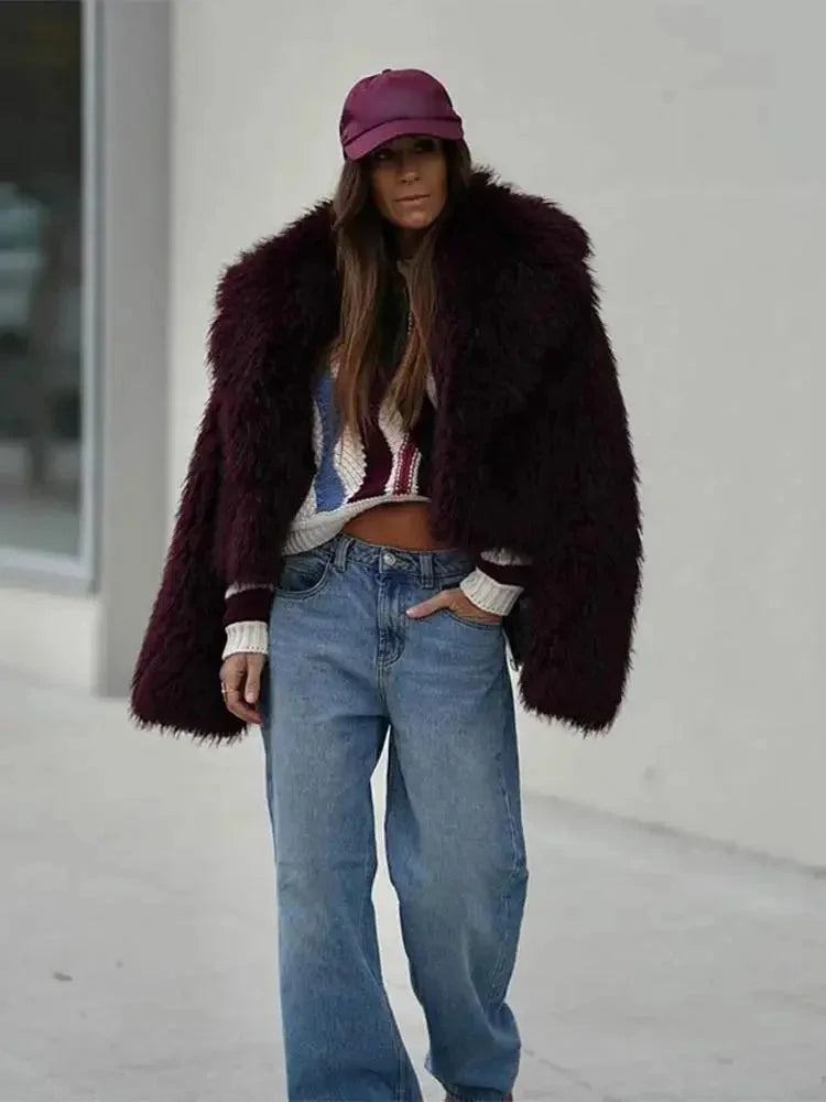Manteau femme bordeaux en fausse fourrure avec grand col