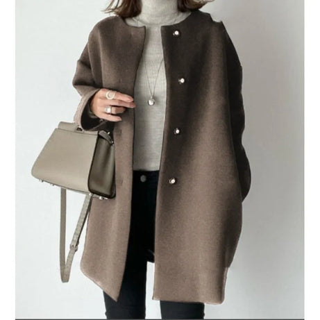 Manteau femme chic avec boutons et style moderne