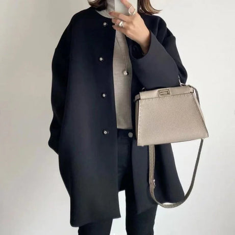 Manteau femme chic avec boutons et style moderne