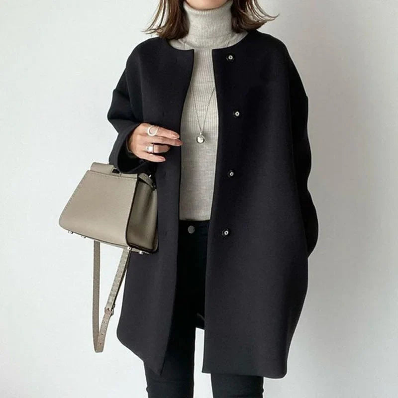 Manteau femme chic avec boutons et style moderne