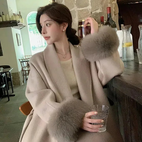 Manteau long femme ceinturé avec manches en fausse fourrure