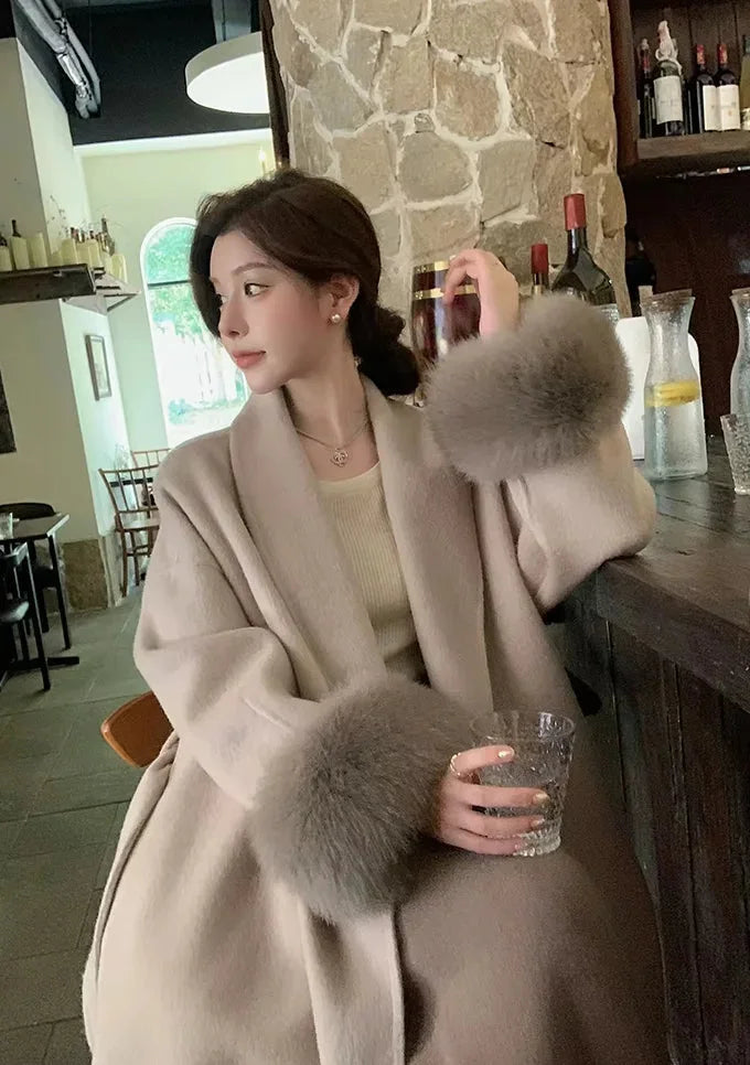 Manteau long femme ceinturé avec manches en fausse fourrure
