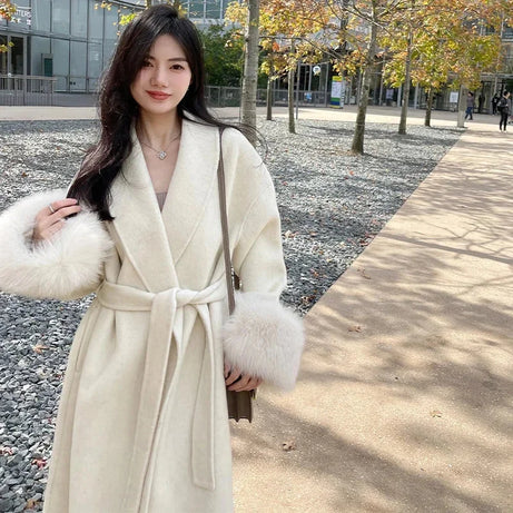 Manteau long femme ceinturé avec manches en fausse fourrure