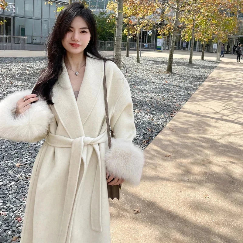 Manteau long femme ceinturé avec manches en fausse fourrure