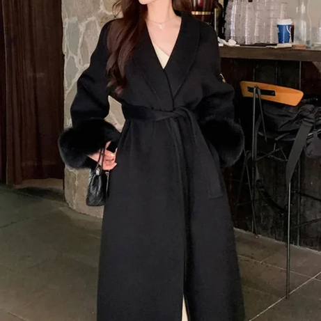 Manteau long femme ceinturé avec manches en fausse fourrure