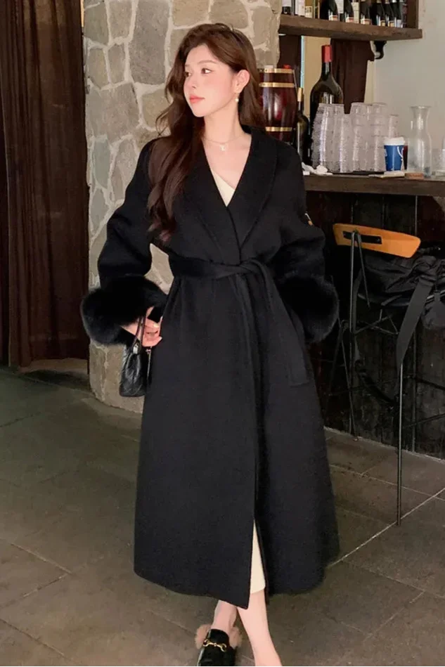 Manteau long femme ceinturé avec manches en fausse fourrure