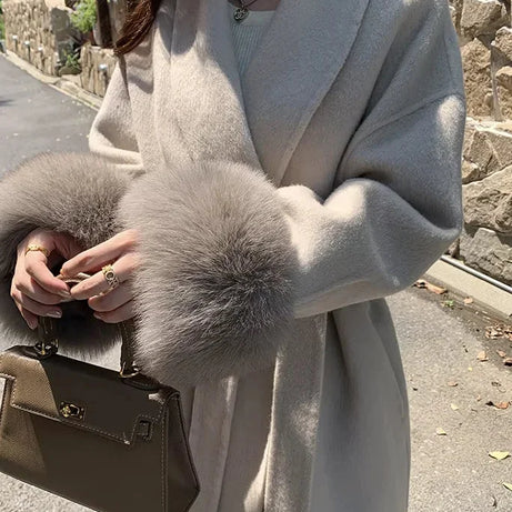 Manteau long femme ceinturé avec manches en fausse fourrure