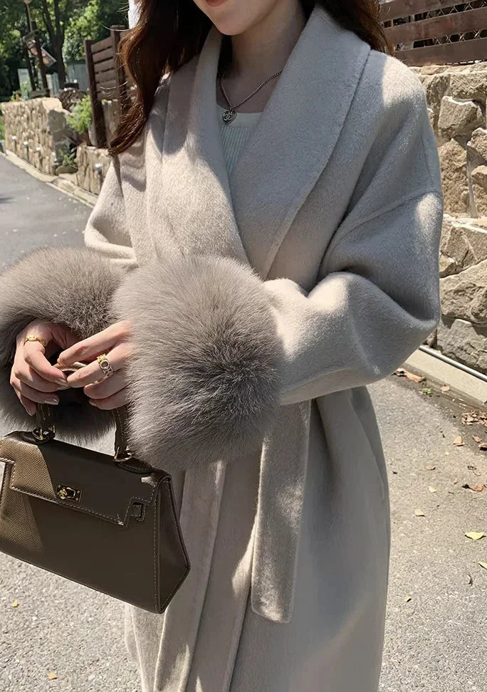 Manteau long femme ceinturé avec manches en fausse fourrure