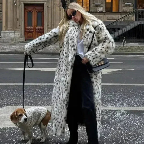 Manteau long femme imprimé léopard élégant et moderne