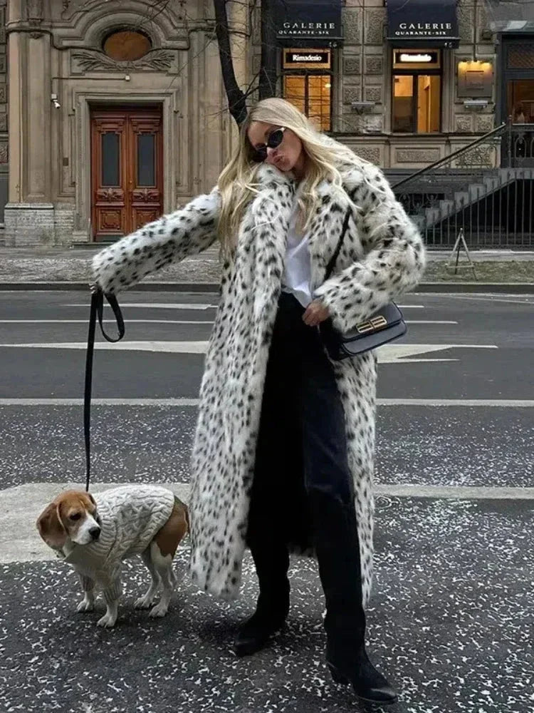 Manteau long femme imprimé léopard élégant et moderne