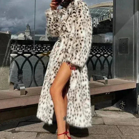 Manteau long femme imprimé léopard élégant et moderne