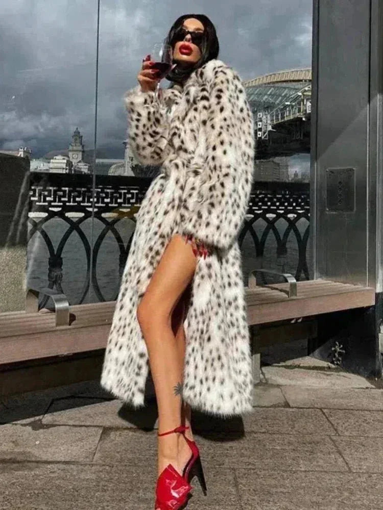 Manteau long femme imprimé léopard élégant et moderne