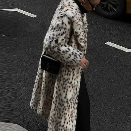 Manteau long femme imprimé léopard élégant et moderne