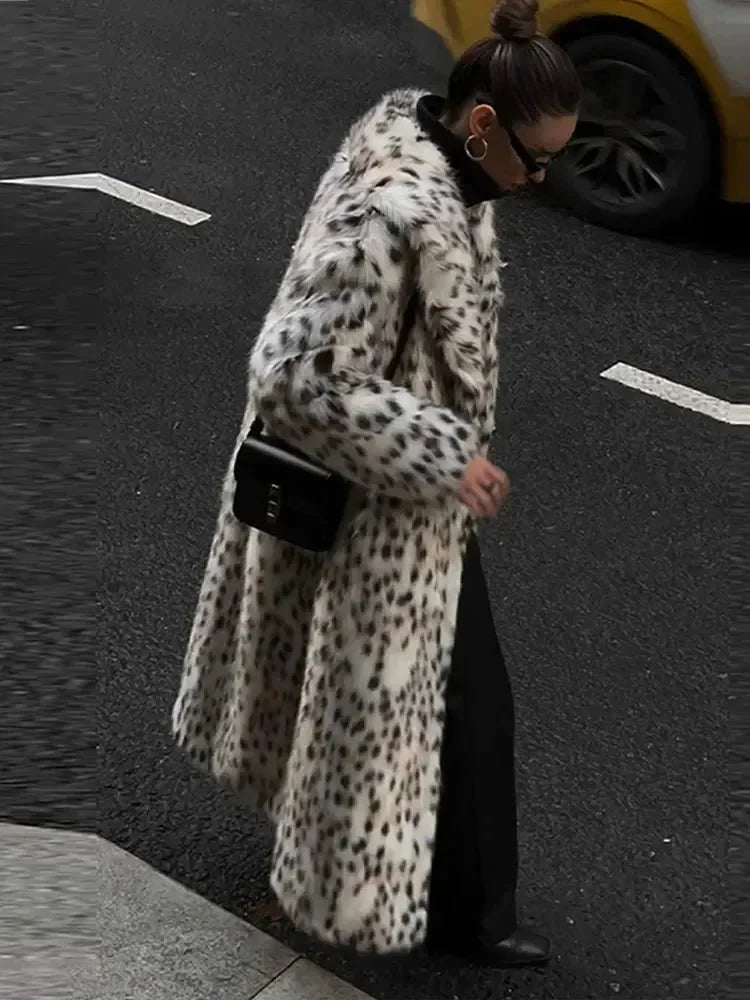 Manteau long femme imprimé léopard élégant et moderne
