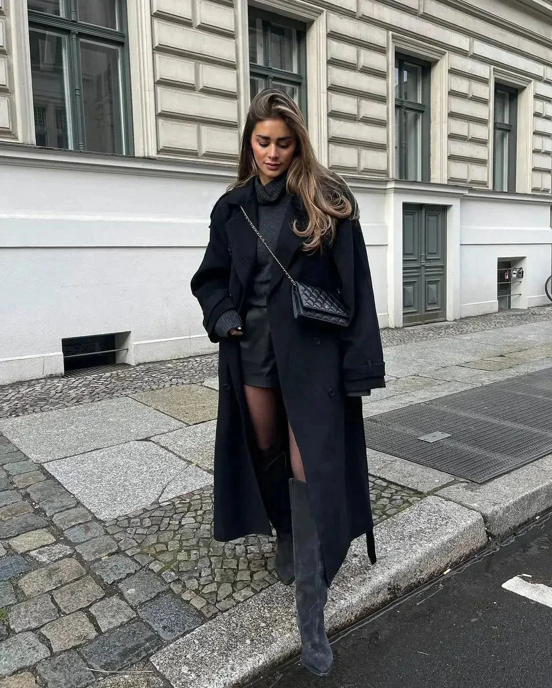 Manteau long noir femme avec ceinture et larges revers