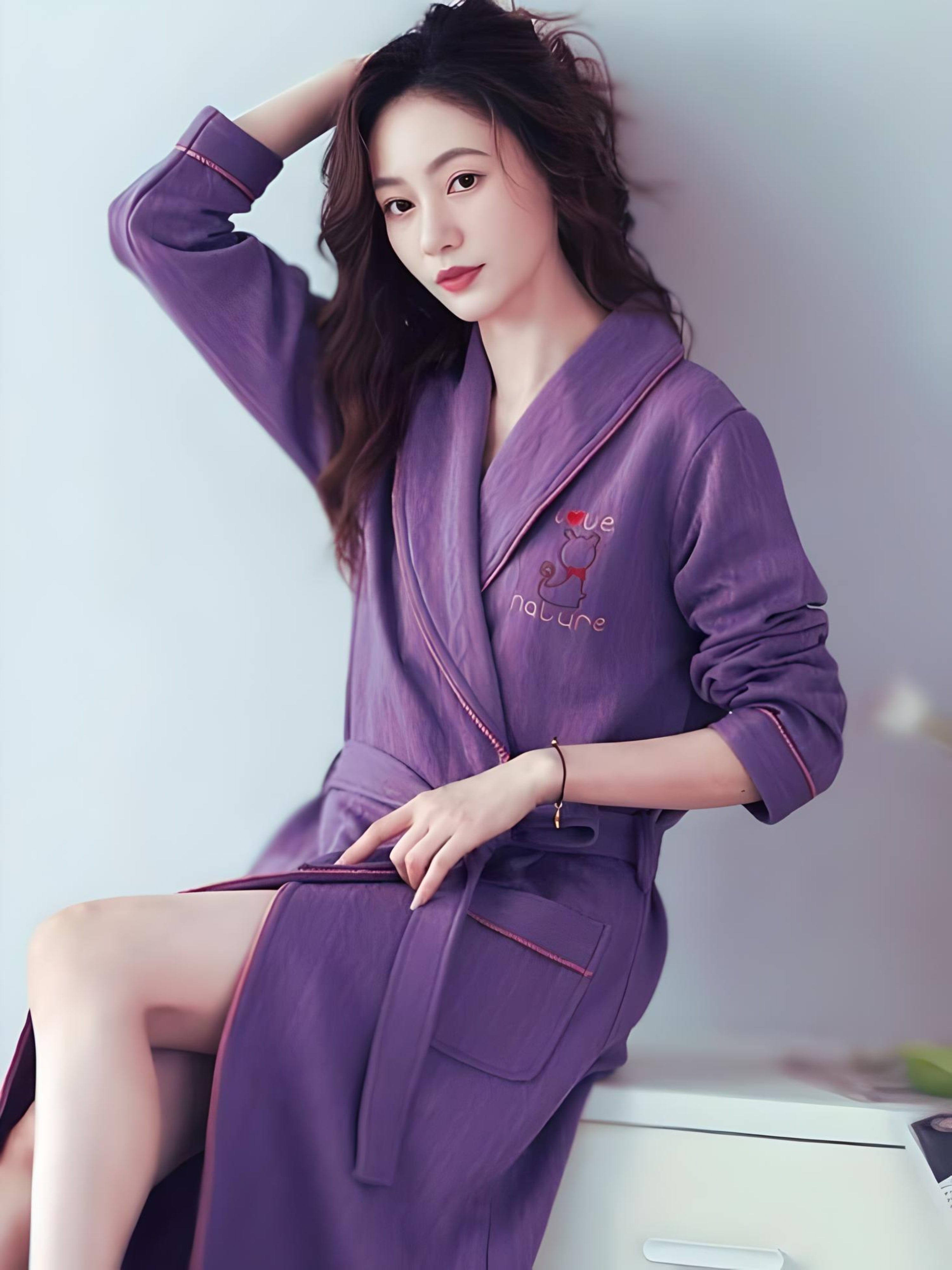 Bestickter Damenbademantel 