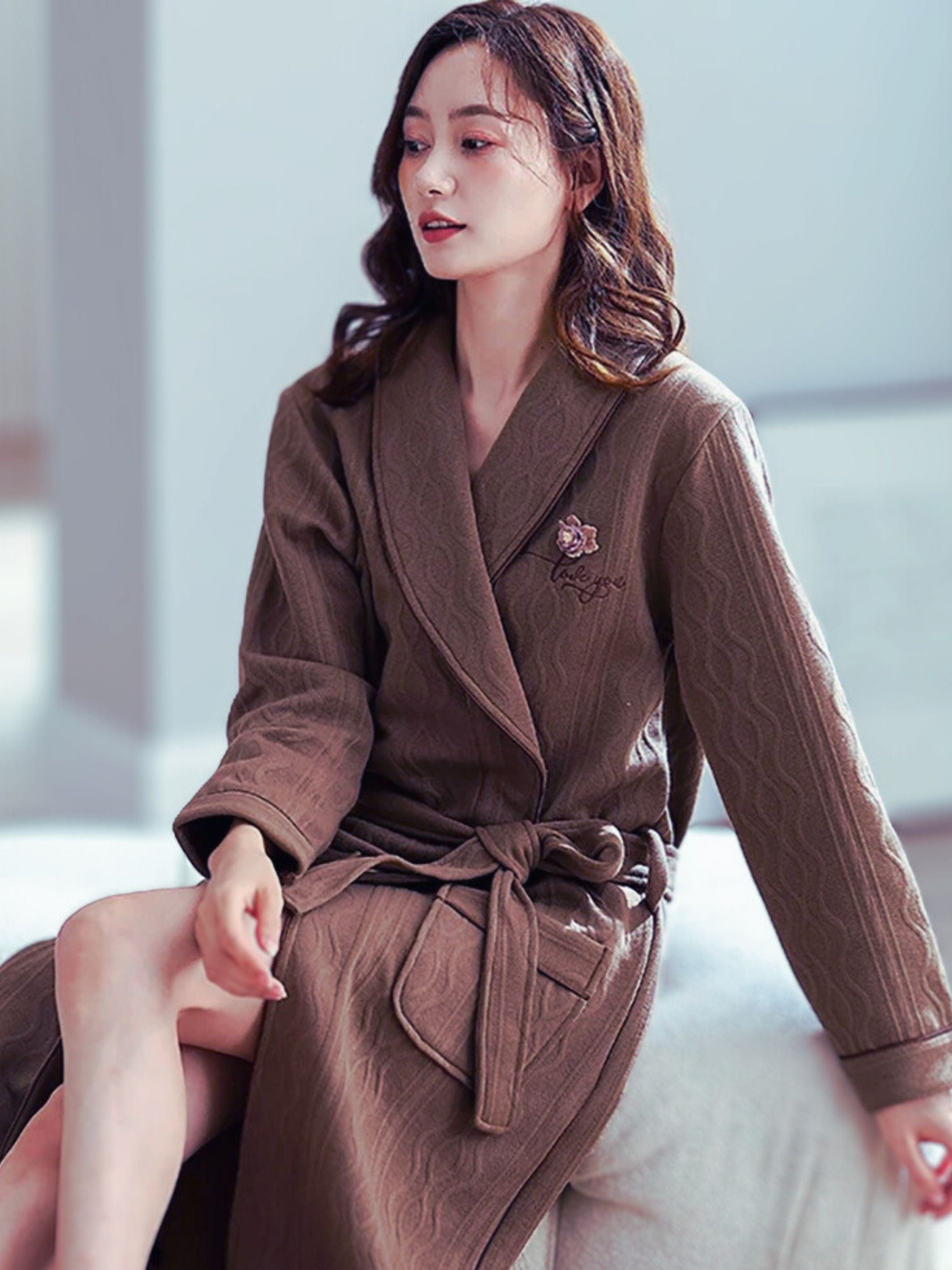 Bestickter Damenbademantel 