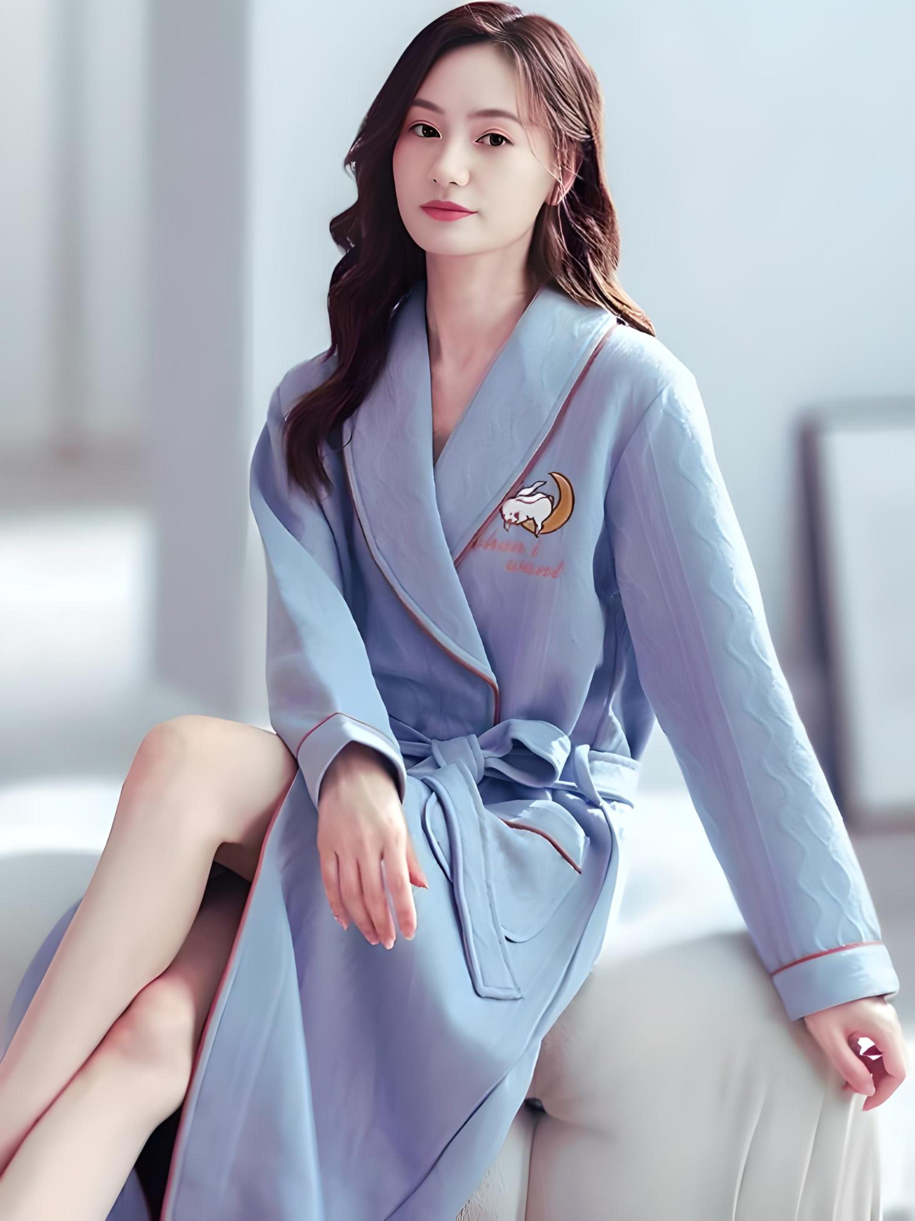 Bestickter Damenbademantel 