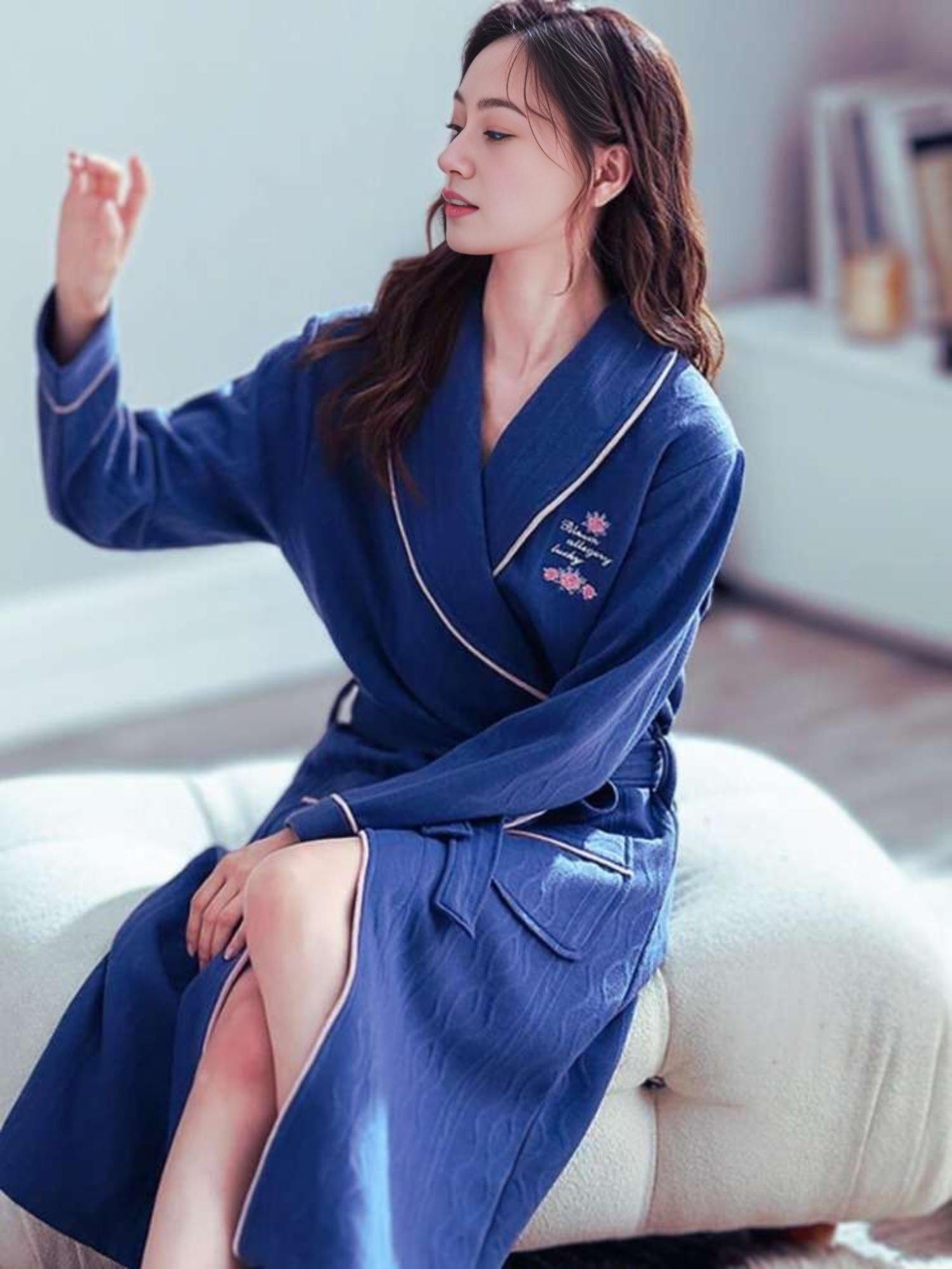 Bestickter Damenbademantel 