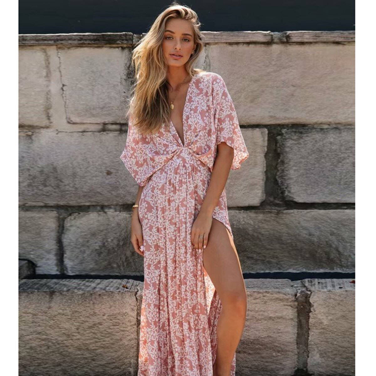 Böhmisches puderrosa Schlitzkleid