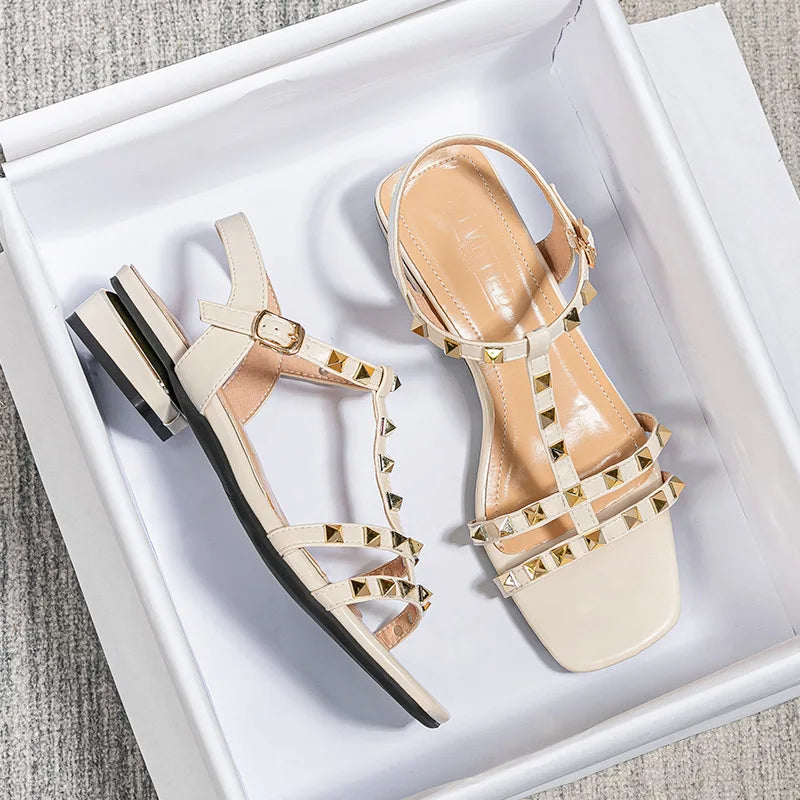 Sandale Cloutée Intemporelle et Luxueuse