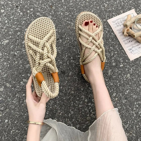 Sandale Style Tong avec Lanières Tressées en Corde