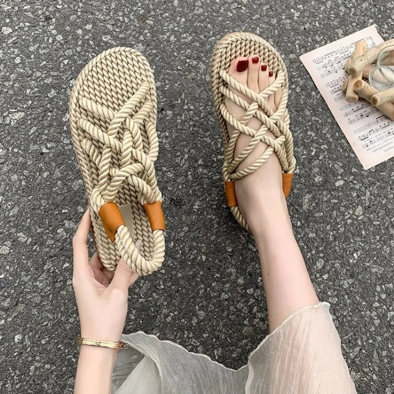 Sandale Style Tong avec Lanières Tressées en Corde